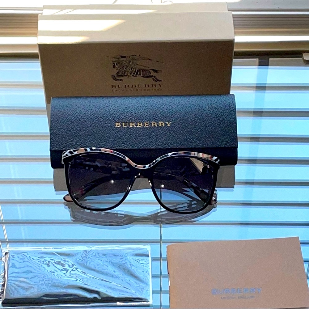 NWT Burberry Sunglasses - Picture 2 of 13